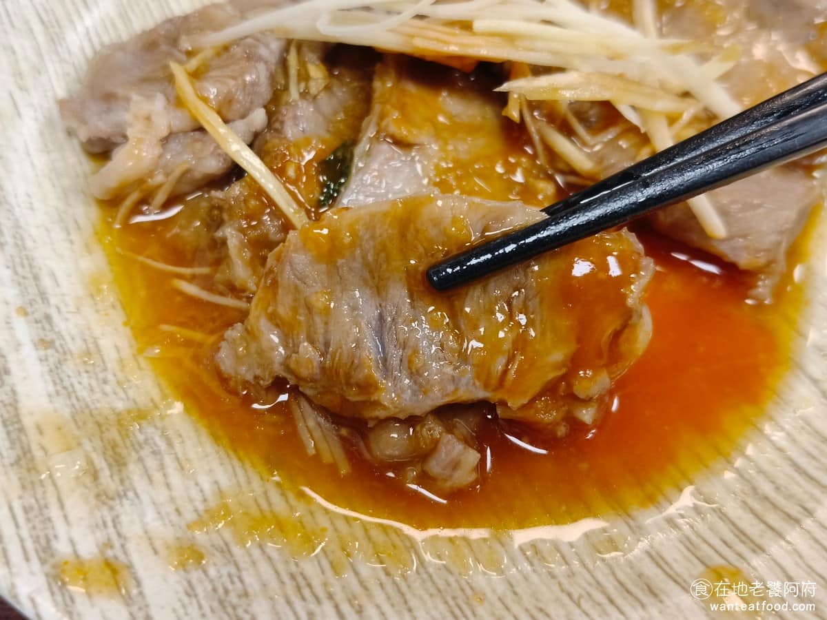 簡記排骨酥麵 簡記排骨酥麵菜單 簡記排骨酥麵推薦 北投區美食 北投美食 嘴邊肉某些部位偏瘦,吃起來口感稍硬,咬起來比較辛苦,個人覺得沒有很好吃。 @在地老饕阿府