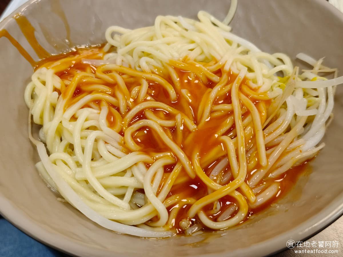 簡記排骨酥麵 簡記排骨酥麵菜單 簡記排骨酥麵推薦 北投區美食 北投美食 乾麵小 《簡記排骨酥麵》的乾麵,完全沒有加肉燥,是用紅色甜辣醬,加醬油膏調味,再拌入油蔥和豆芽菜,吃起來口味夠重,鹹甜帶點辣,風格很特別。喜歡古早味、重口味的人應該很對味。但如果不習慣甜辣醬調乾麵的做法,可能會覺得很奇怪。麵的份量同樣不少,搭配小菜一起吃,非常合適。 @在地老饕阿府