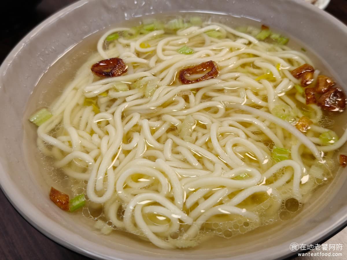 簡記排骨酥麵 簡記排骨酥麵菜單 簡記排骨酥麵推薦 北投區美食 北投美食 切仔麵小 湯頭加了豬油提香,喝起來帶有淡淡的豬油香氣,麵裡沒有加肉燥,就是一碗乾淨的骨湯底切仔麵,不想吃太油膩的人點這碗會比較適合。 @在地老饕阿府