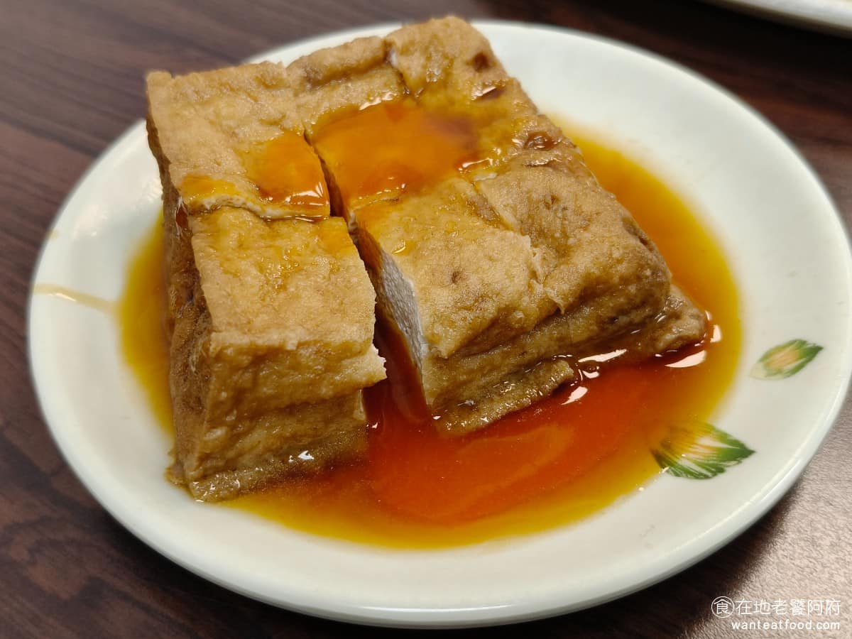 簡記排骨酥麵 簡記排骨酥麵菜單 簡記排骨酥麵推薦 北投區美食 北投美食 油豆腐 同樣搭配甜辣醬和醬油膏,吃起來清爽簡單,豆腐本身入味,口感紮實,味道還行。 @在地老饕阿府