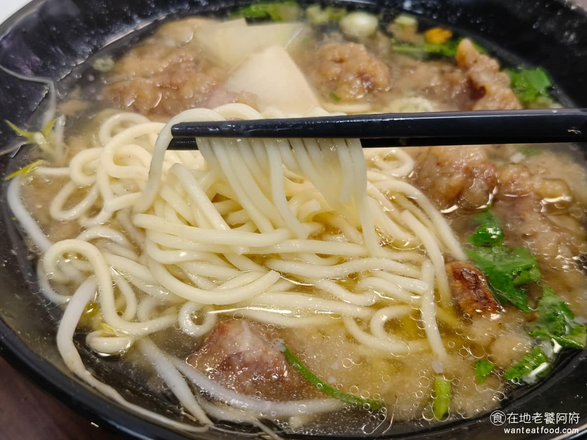 簡記排骨酥麵 簡記排骨酥麵菜單 簡記排骨酥麵推薦 北投區美食 北投美食 唯一稍嫌不足的是油蔥加得不夠多,少了一點油蔥香氣,喝起來整體的層次稍淡了些。麵體是中細油麵,鹼味不重份量有誠意,一碗吃完有飽足感。不習慣油麵的話,也可以換成米粉。 @在地老饕阿府