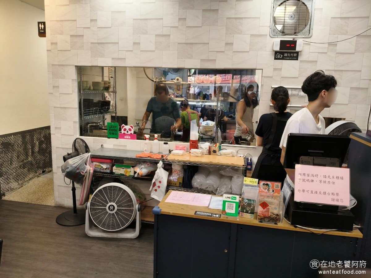 簡記排骨酥麵 簡記排骨酥麵菜單 簡記排骨酥麵推薦 北投區美食 北投美食 結帳台後方有一個玻璃窗台,偶爾可以看到師傅把排骨酥倒入碗中的備餐過程,很有臨場感,餐具和沾醬都放在店內讓客人自取,有需要可以自己拿。 @在地老饕阿府