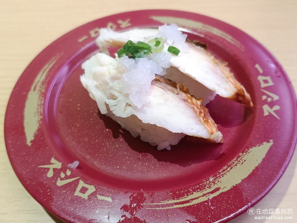 スシロー壽司郎 台北內湖大全聯店 內湖美食 日式料理 內湖大潤發美食 內湖大全聯美食 炙燒鯖魚 吃起來很清爽，不會很鹹，因為很多鯖魚都是用醃製的，但這個吃得到鯖魚的原味，上面還加了蘿蔔泥和蔥花，整體吃起來非常舒服。 @在地老饕阿府