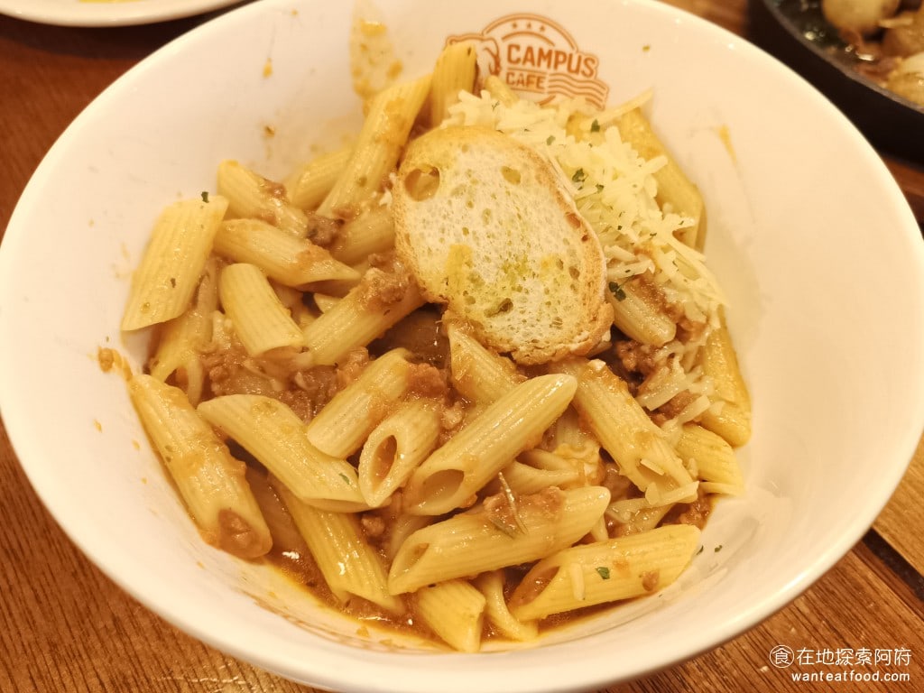 CAMPUS CAFE 內湖店 內湖美食 西湖美食 美式料理 因為我們有說麵要煮軟一點，所以這碗麵吃起來口感比較軟。波隆那肉醬的香味也非常足夠，算是好吃的肉醬麵。 @在地老饕阿府