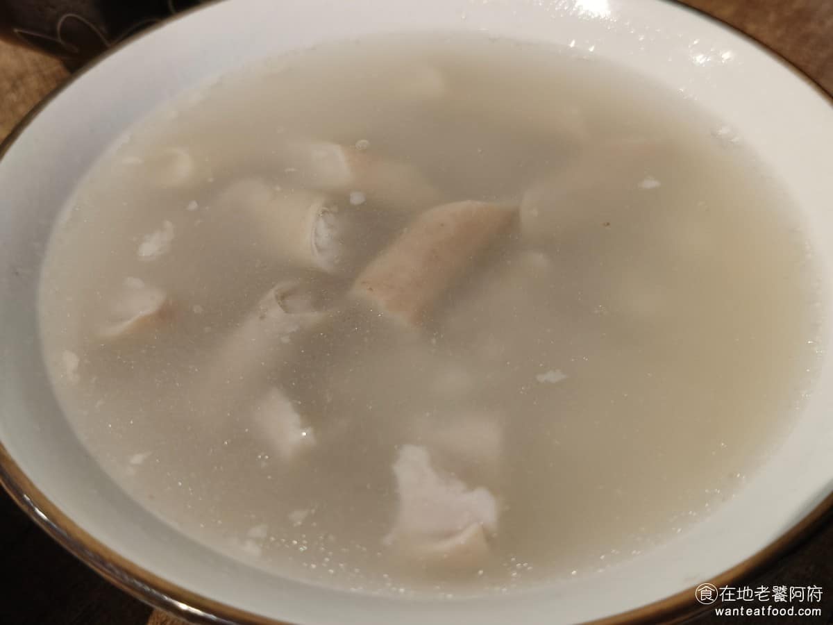 露店蘇來傳 露店蘇來傳菜單 露店蘇來傳推薦 萬華區美食 萬華美食 龍山寺美食 台灣小吃 芋粿 肉圓 綜合湯 豬腸和豬肚都有，份量給得很多，湯裡帶有淡淡米酒香，酒味不重，只是提味用，不會搶掉湯頭本身的甘甜。 @在地老饕阿府