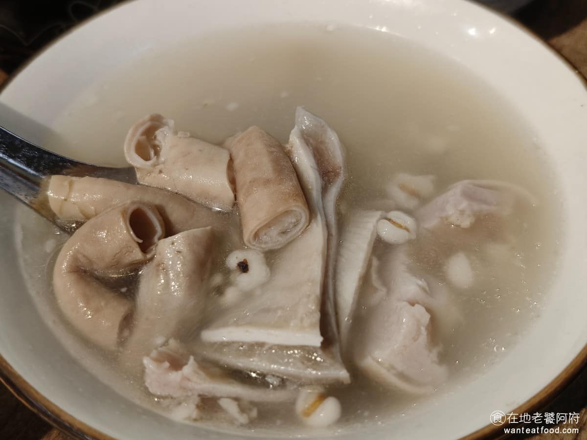 露店蘇來傳 露店蘇來傳菜單 露店蘇來傳推薦 萬華區美食 萬華美食 龍山寺美食 台灣小吃 芋粿 肉圓 兩種內臟處理都很乾淨，豬肚軟嫩帶Q，豬腸有嚼勁，整碗喝下來，清爽不油膩。想同時嚐到多種料，可直接點這碗，湯喝完也能免費加湯。 @在地老饕阿府