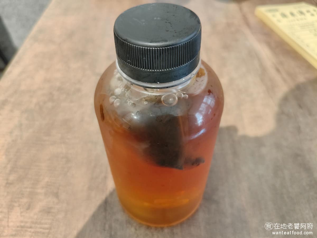 露店蘇來傳 露店蘇來傳菜單 露店蘇來傳推薦 萬華區美食 萬華美食 龍山寺美食 台灣小吃 芋粿 肉圓 紅玉紅茶 茶香味很濃，因為肉圓和芋粿都屬於偏油的食物，搭配紅茶配著吃會更清爽，而且在外面排隊很久，會覺得超熱，進來後點一杯紅茶，真正是透心涼。 @在地老饕阿府