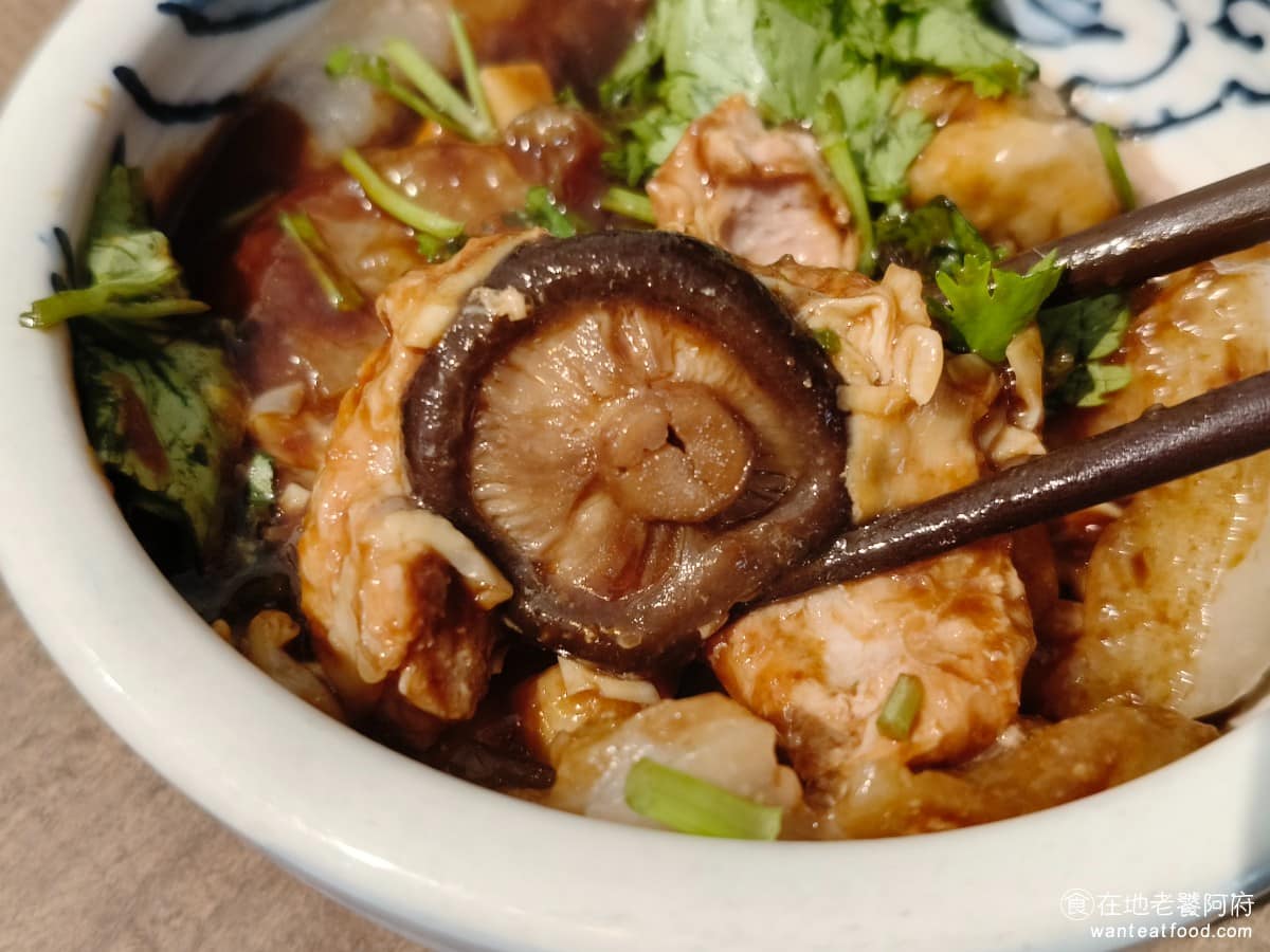 露店蘇來傳 露店蘇來傳菜單 露店蘇來傳推薦 萬華區美食 萬華美食 龍山寺美食 台灣小吃 芋粿 肉圓 醬汁以醬油為基底，鹹香味道不差，但少了傳統白醬的層次感，吃起來整體味道偏清淡，習慣濃醬版本的人可能會覺得少了點什麼。自助區有蒜泥和辣椒醬可以補味，加了會更夠味。 @在地老饕阿府