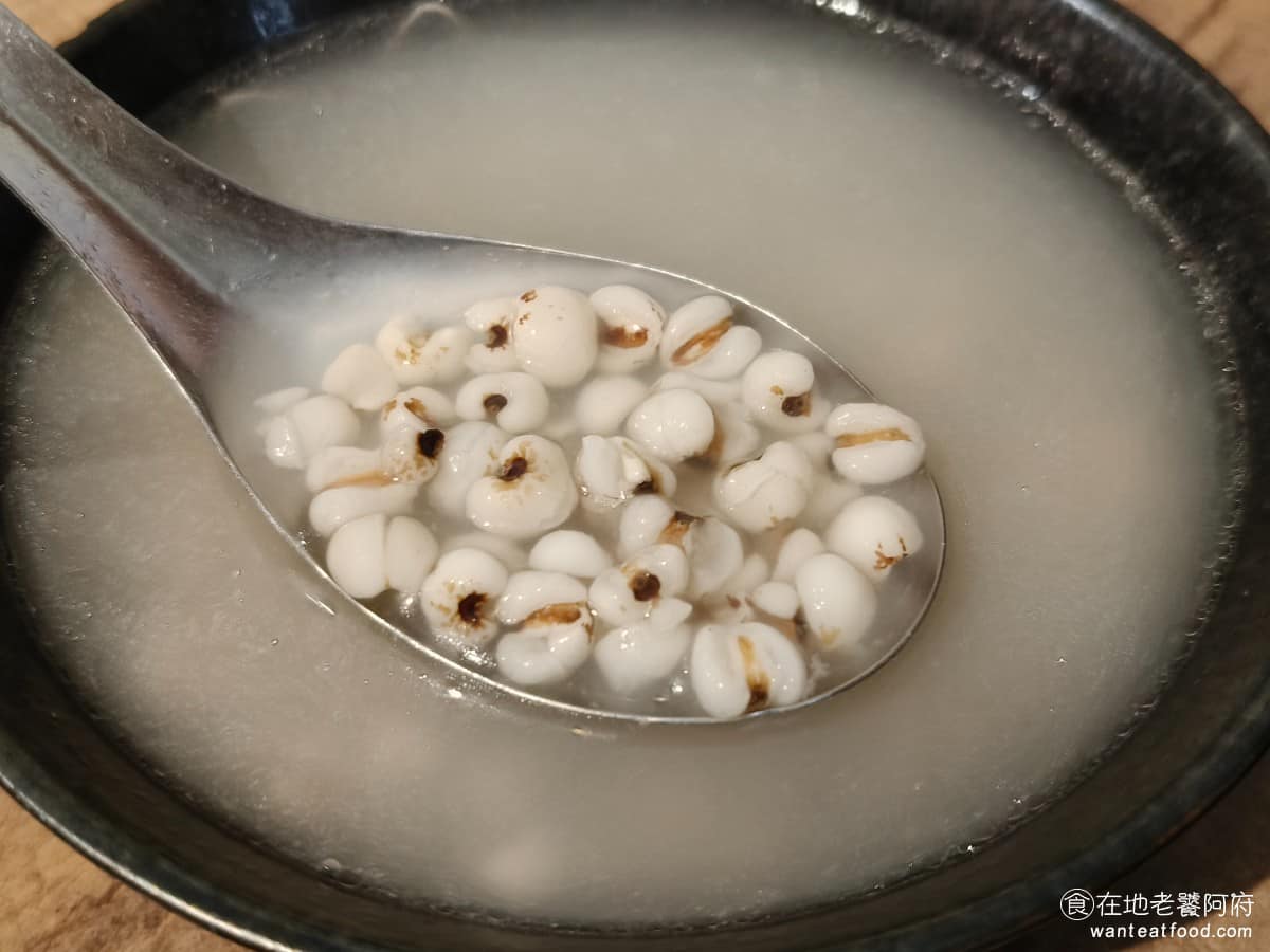 露店蘇來傳 露店蘇來傳菜單 露店蘇來傳推薦 萬華區美食 萬華美食 龍山寺美食 台灣小吃 芋粿 肉圓 湯頭清爽順口，喝起來很舒服，是一道很適合搭配肉圓或芋粿的湯品。 @在地老饕阿府