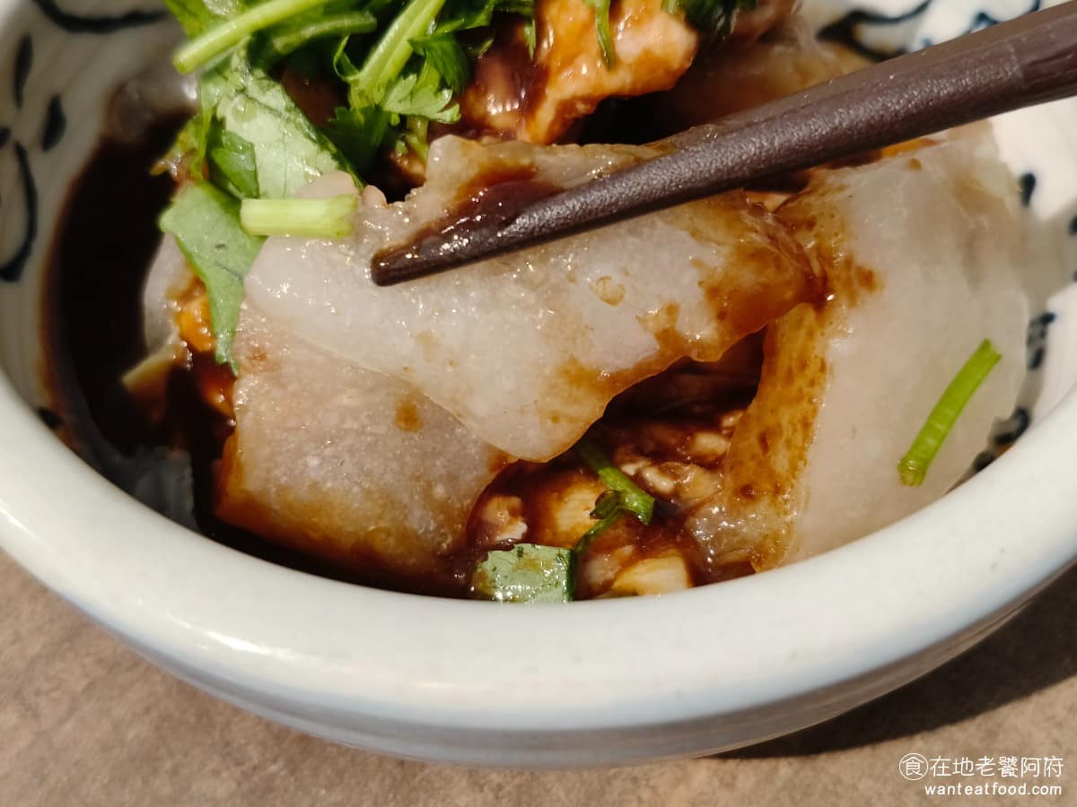 露店蘇來傳 露店蘇來傳菜單 露店蘇來傳推薦 萬華區美食 萬華美食 龍山寺美食 台灣小吃 芋粿 肉圓 整顆肉圓吃起來非常清爽，完全不油膩，算是它的優點之一，內餡是豬胛心肉，搭配香菇、筍子和栗子，料給得實在。只是肉的口感偏硬，不是入口即化那種嫩度。 @在地老饕阿府