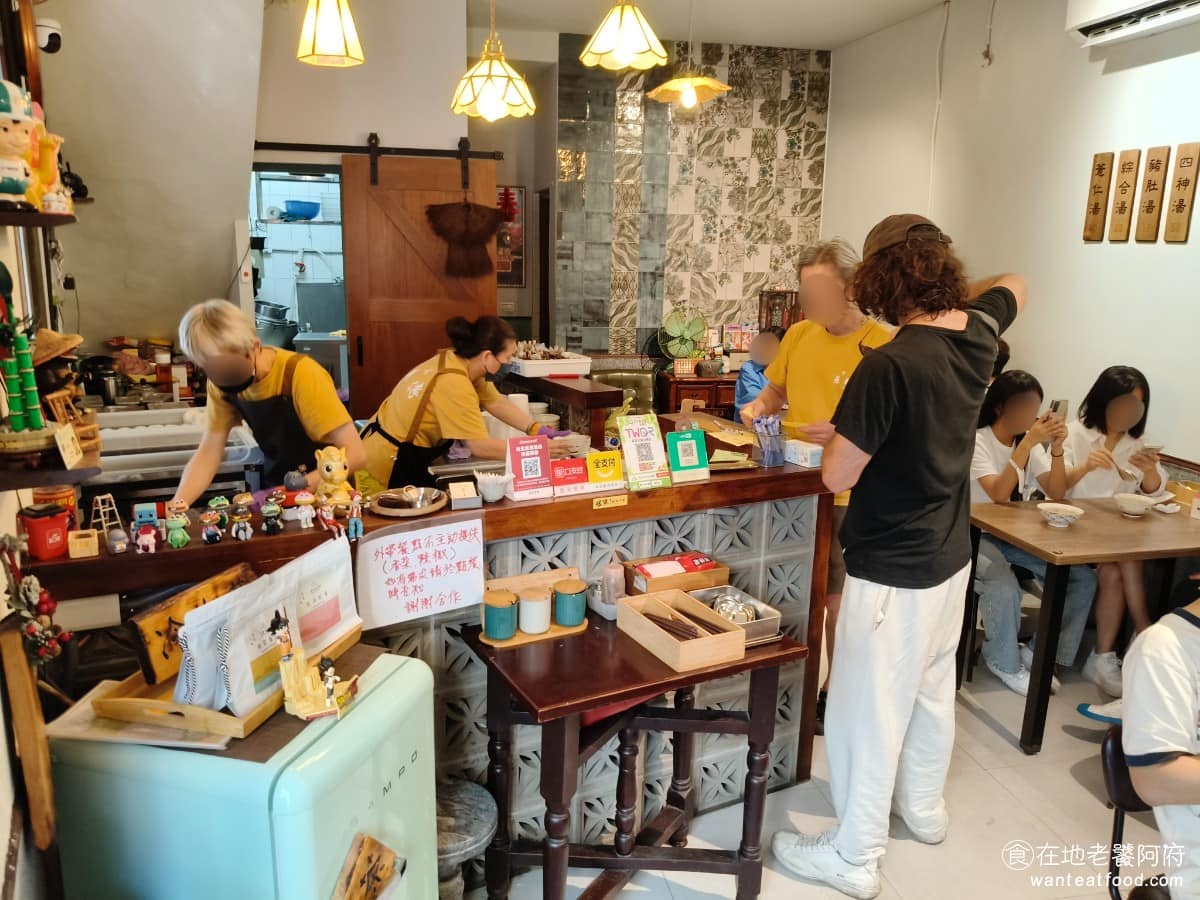 露店蘇來傳 露店蘇來傳菜單 露店蘇來傳推薦 萬華區美食 萬華美食 龍山寺美食 台灣小吃 芋粿 肉圓 2022 年家族決議將店遷回祖厝，店面是蘇家祖厝改建，以「露店蘇來傳」重新開張，兄弟兩人正式接手第三代經營。 @在地老饕阿府