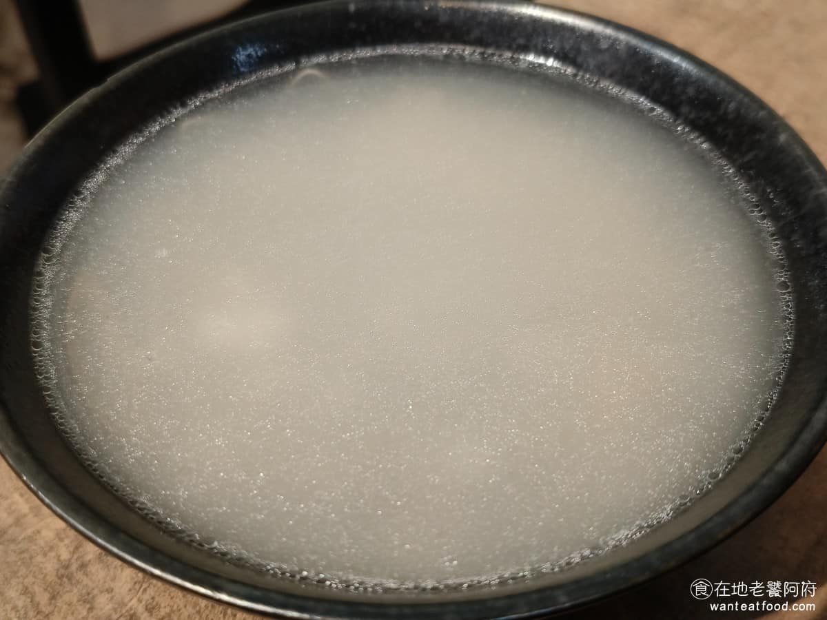 露店蘇來傳 露店蘇來傳菜單 露店蘇來傳推薦 萬華區美食 萬華美食 龍山寺美食 台灣小吃 芋粿 肉圓 薏仁湯 不想吃內臟的話，薏仁湯是最適合的選擇，也非常推薦，薏仁煮得恰到好處，不軟爛，每一顆顆粒感分明，嚼起來有韌勁。 @在地老饕阿府