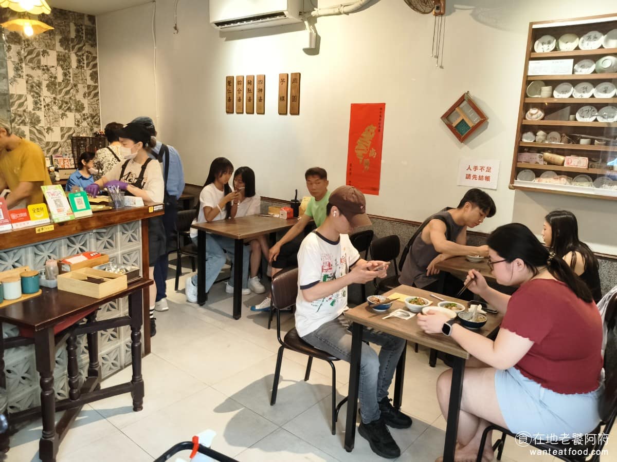 露店蘇來傳 露店蘇來傳菜單 露店蘇來傳推薦 萬華區美食 萬華美食 龍山寺美食 台灣小吃 芋粿 肉圓 所有品項每天清晨手工製作，數量有限賣完就收，堅持不追求產量而犧牲品質，也不強迫併桌，一個人來，也有自己的座位。但如果3~4人來，就比較麻煩，因為只有後面兩桌，其餘都是雙人座 @在地老饕阿府