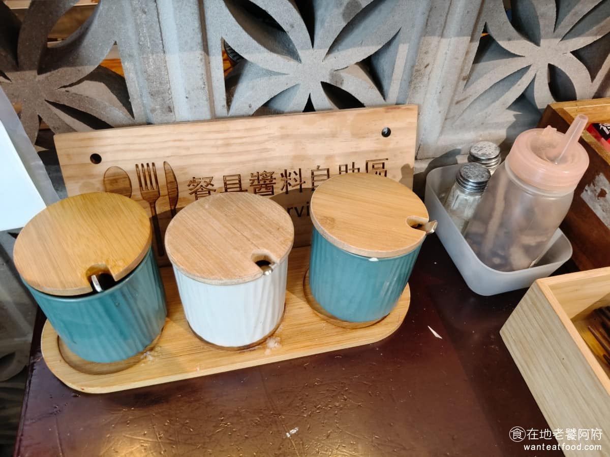 露店蘇來傳 露店蘇來傳菜單 露店蘇來傳推薦 萬華區美食 萬華美食 龍山寺美食 台灣小吃 芋粿 肉圓 自助區有餐具、辣椒醬、蒜泥可以自取，四神湯旁邊還有一小瓶藥酒，可以自己加，整體服務親切，湯品一律可以免費加湯。 @在地老饕阿府