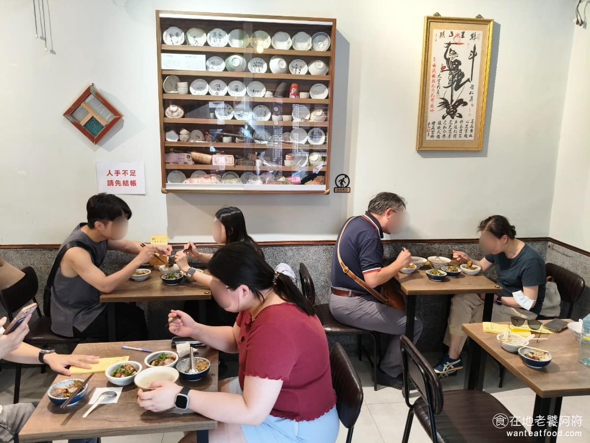 露店蘇來傳 露店蘇來傳菜單 露店蘇來傳推薦 萬華區美食 萬華美食 龍山寺美食 台灣小吃 芋粿 肉圓 新店面整體走復古文青風，外觀像日式小店，室內有古色古香的裝潢，牆上掛著名人簽名碗，角落擺著家族老物件，空調充足夏天來坐著吃，感覺很舒服，整體乾淨整潔。 @在地老饕阿府