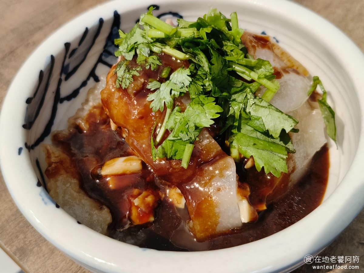 露店蘇來傳 露店蘇來傳菜單 露店蘇來傳推薦 萬華區美食 萬華美食 龍山寺美食 台灣小吃 芋粿 肉圓 肉圓 用特製茶杯作模具，形狀比一般肉圓高一點，以純天然來米漿加樹薯粉製成，先蒸後低溫油泡，外皮偏紮實偏硬，口感比一般Q彈型的肉圓更有咬勁。 @在地老饕阿府