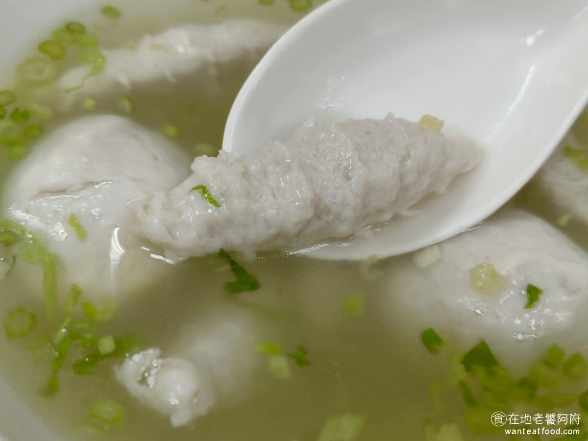 林員肉圓 林員肉圓菜單 林員肉圓推薦 板橋區美食 板橋美食 府中美食 虱目魚條口感偏軟,單吃沒什麼味道,推薦也可以直接沾著肉丸的醬一起吃。 @在地老饕阿府