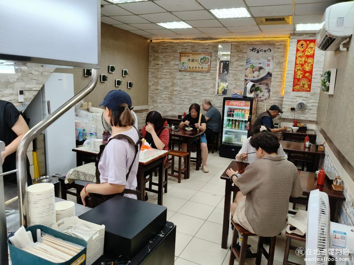 林員肉圓 林員肉圓菜單 林員肉圓推薦 板橋區美食 板橋美食 府中美食 店面不算大,走的是傳統小吃店的風格,店內有內用座位區,天氣熱也有冷氣,比起附近市場裡的攤位,用餐環境舒適很多。 @在地老饕阿府