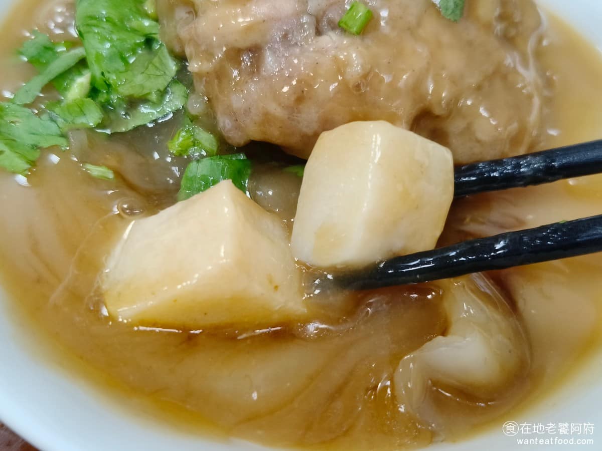 林員肉圓 林員肉圓菜單 林員肉圓推薦 板橋區美食 板橋美食 府中美食 裡面依然有放竹筍,很特別的是,這裡的竹筍沒有切得很細,反而都是一顆一顆的,而且很大顆,吃起來口感很脆,沒什麼酸味。 @在地老饕阿府