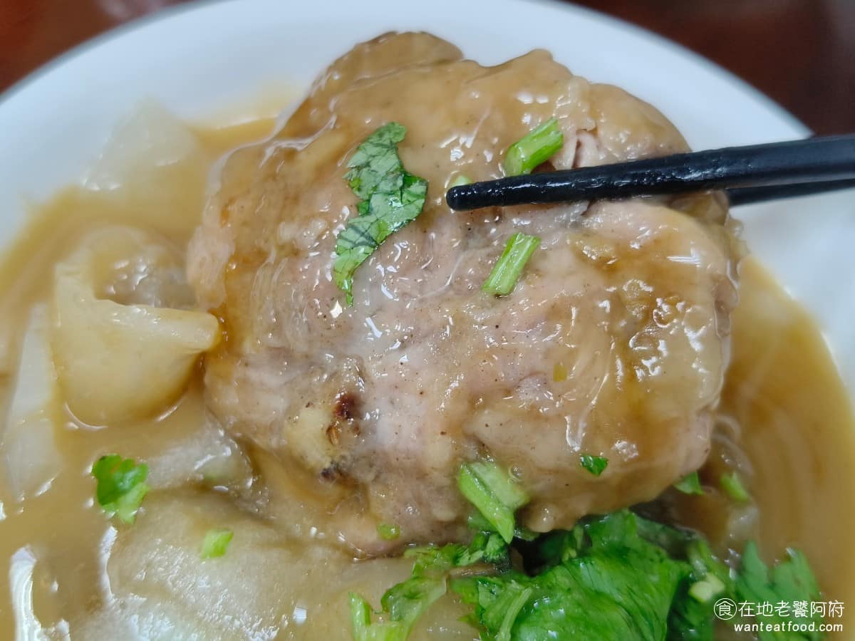 林員肉圓 林員肉圓菜單 林員肉圓推薦 板橋區美食 板橋美食 府中美食 最有特色的是裡面的豬肉餡,分量給的非常多,口感扎實、不會太硬,帶有一點淡淡的黑胡椒香氣,不用沾醬,直接吃就很不錯。 @在地老饕阿府