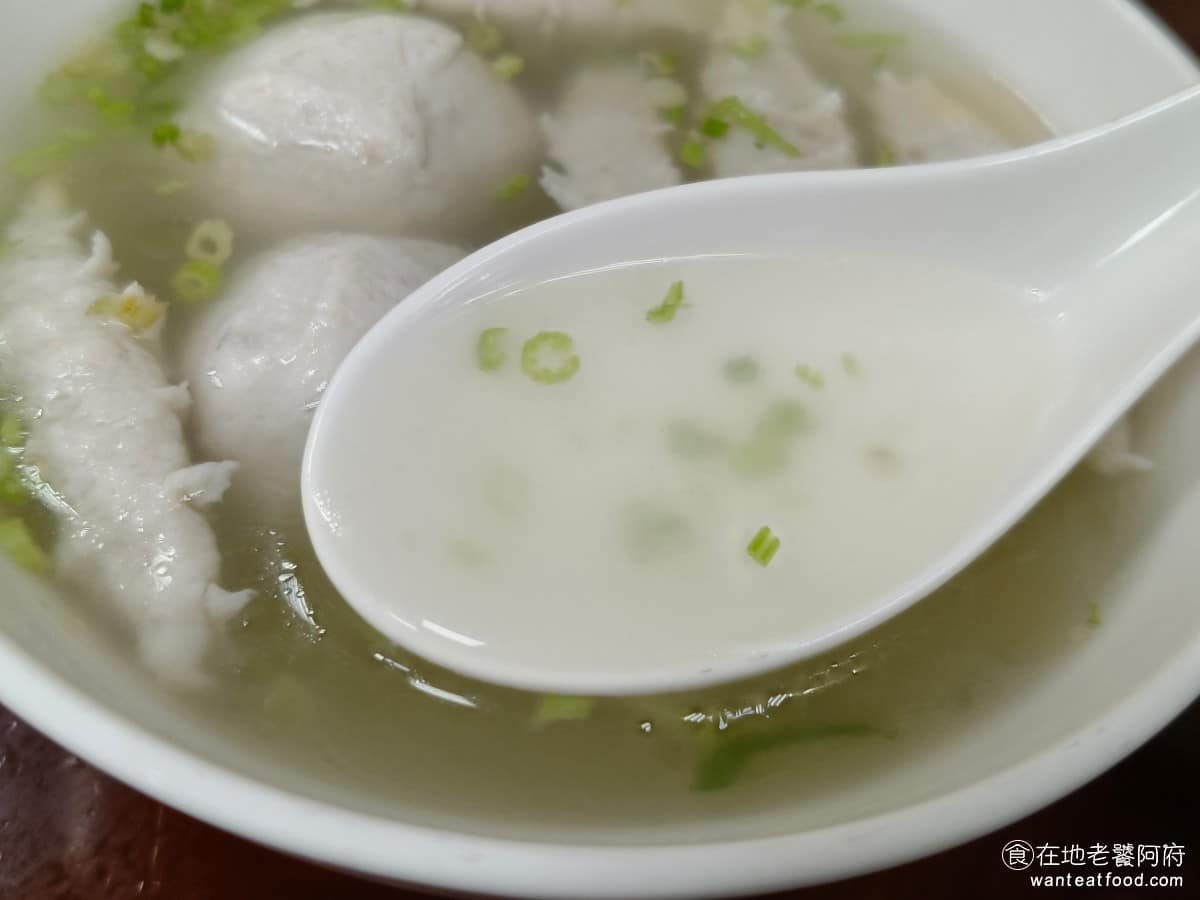 林員肉圓 林員肉圓菜單 林員肉圓推薦 板橋區美食 板橋美食 府中美食 湯頭加入蘿蔔與大骨高湯熬煮,喝起來清爽入味,加了滿滿的芹菜,香氣十足,湯喝完店家可以免費加湯,單喝湯或配著肉圓一起吃,都很合適。 @在地老饕阿府
