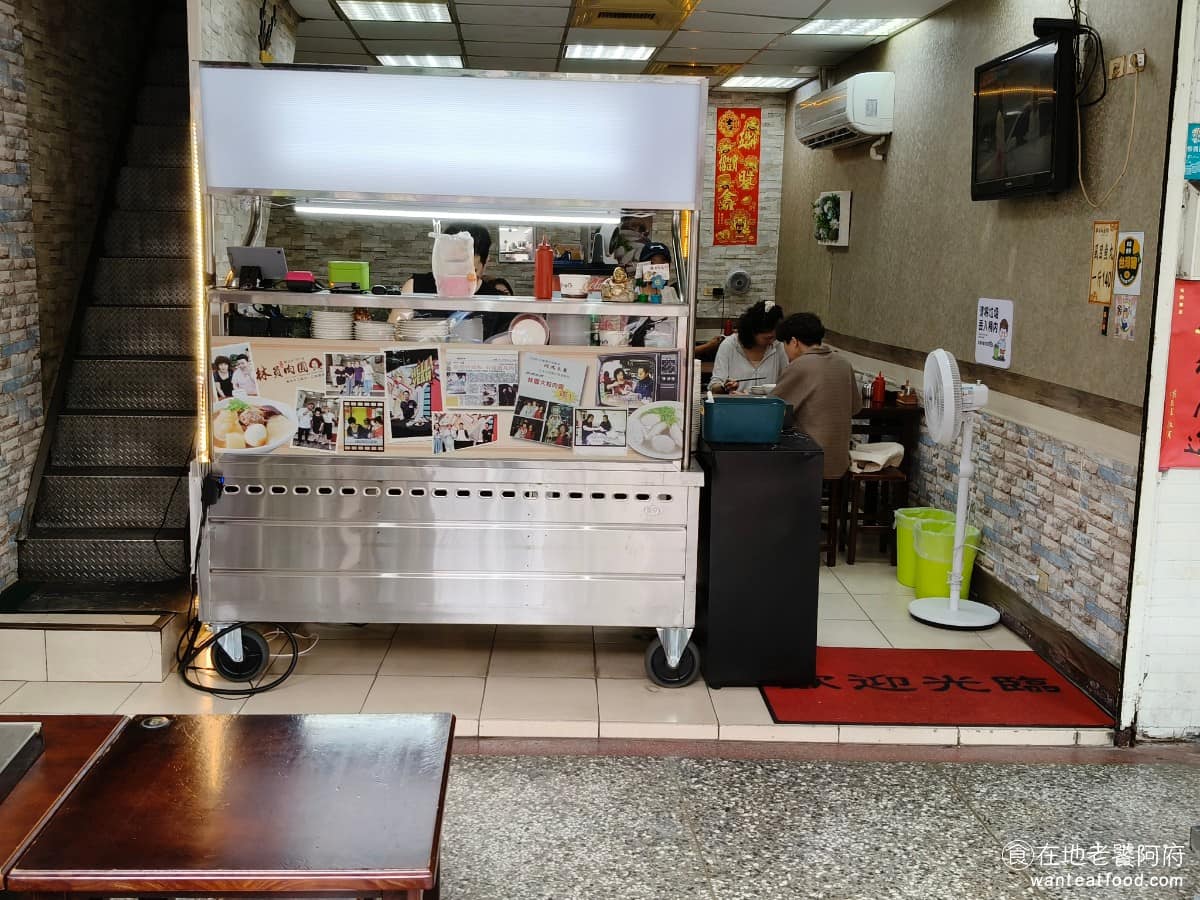 林員肉圓 林員肉圓菜單 林員肉圓推薦 板橋區美食 板橋美食 府中美食 店名裡的「林員」,其實是第一代老闆娘的名字,據說當年她希望客人吃一顆就能吃飽,特地把肉圓做得比一般肉圓大顆,所以早期也被稱作「林員大粒肉圓」。 @在地老饕阿府