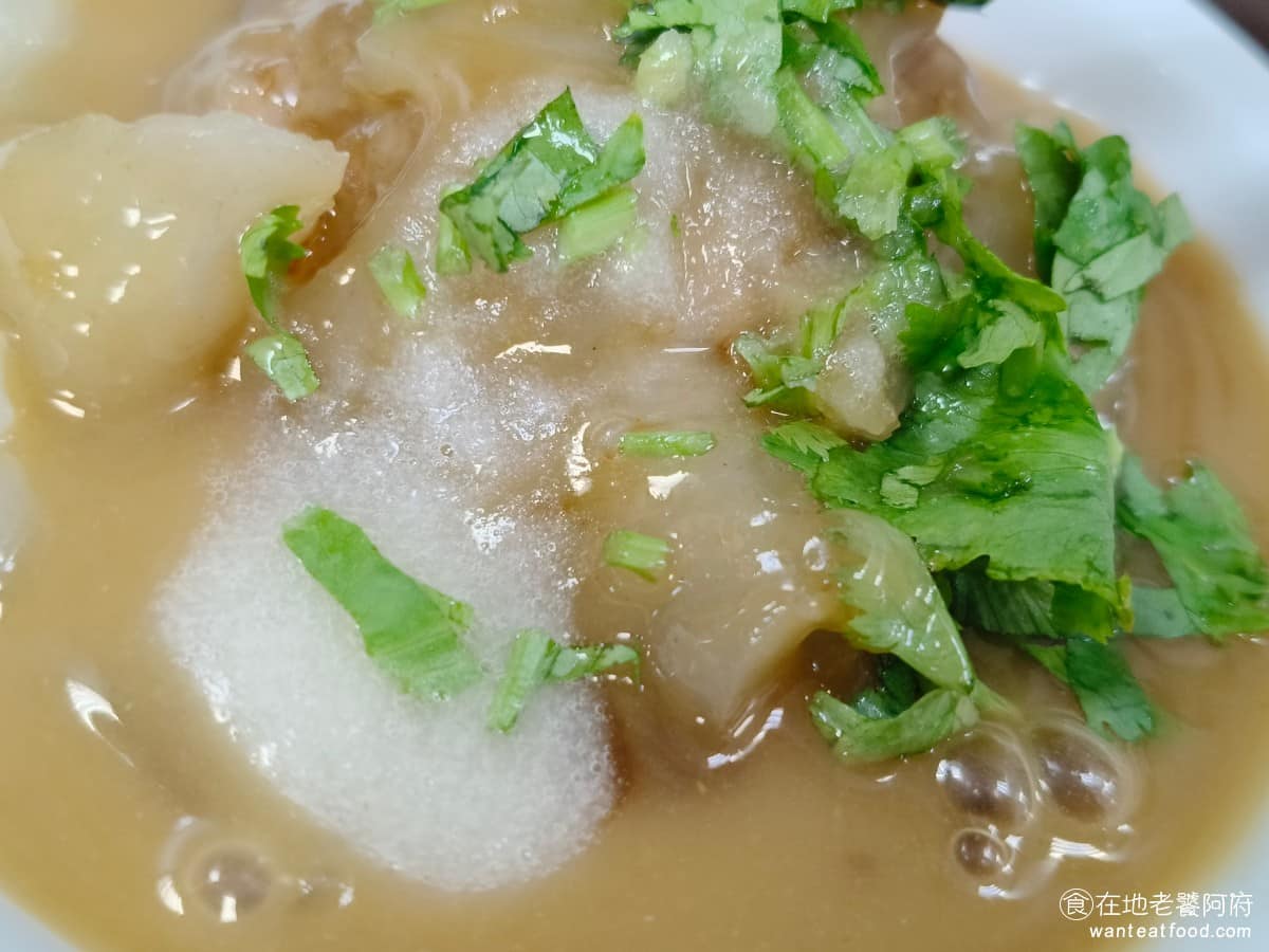 林員肉圓 林員肉圓菜單 林員肉圓推薦 板橋區美食 板橋美食 府中美食 醬汁是特調的甜米醬和蒜味醬,整體口味偏甜,而且蒜味非常重,喜歡吃辣的人還可以再加辣椒醬,味道非常夠層次。 @在地老饕阿府
