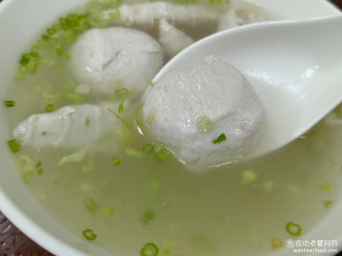 林員肉圓 林員肉圓菜單 林員肉圓推薦 板橋區美食 板橋美食 府中美食 圓形的是虱目魚丸,吃起來口感一樣非常軟,味道和虱目魚條完全一樣,只是形狀不同而已。 @在地老饕阿府