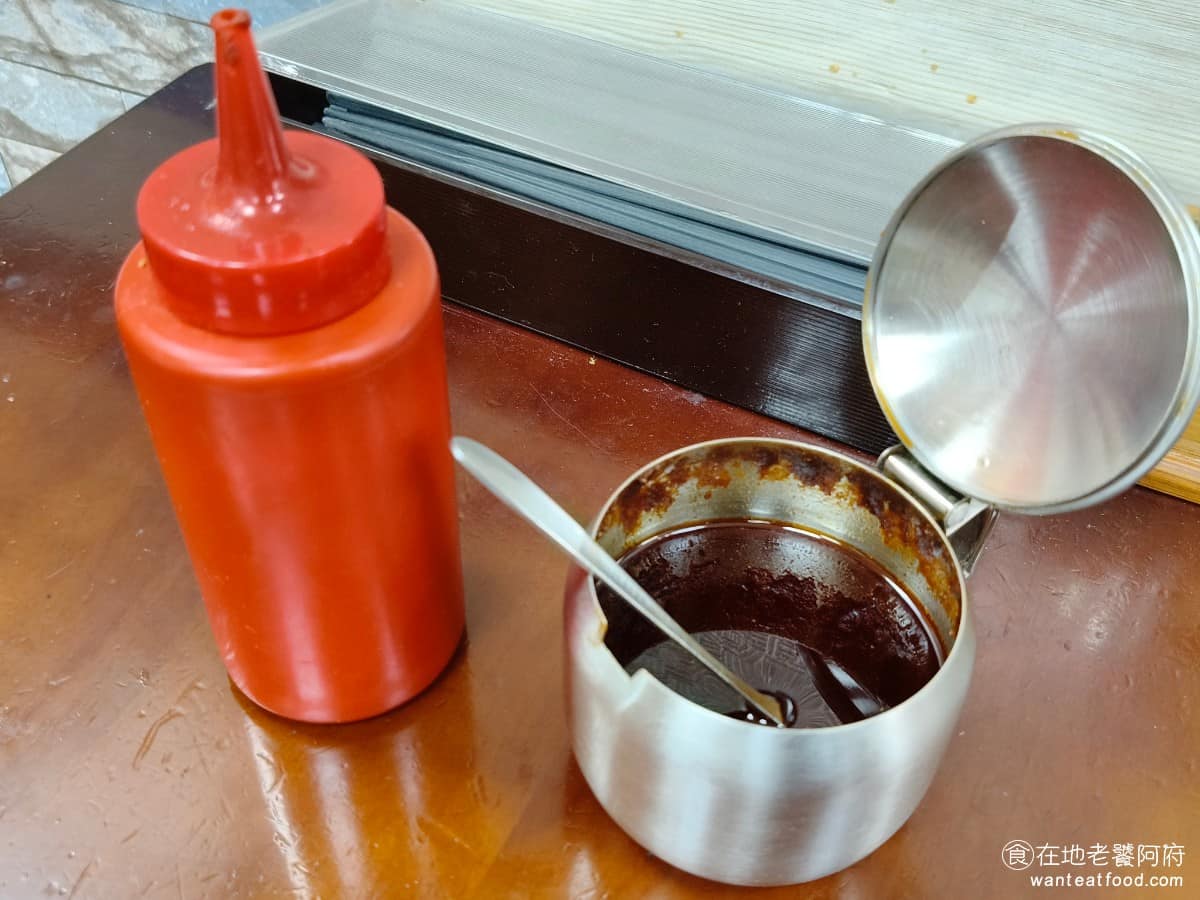 林員肉圓 林員肉圓菜單 林員肉圓推薦 板橋區美食 板橋美食 府中美食 桌上有辣椒醬和胡椒粉 @在地老饕阿府