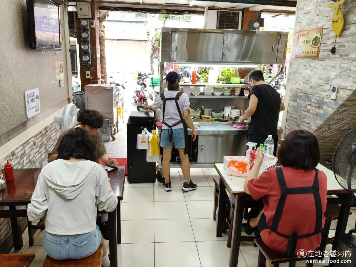 林員肉圓 林員肉圓菜單 林員肉圓推薦 板橋區美食 板橋美食 府中美食 因為是在地知名小吃,不少客人是外帶為主,內用的話通常不太需要久候,翻桌速度算快,找到座位後,不用另外劃單,直接跟店員說要幾份肉圓和幾碗湯就可以了。 @在地老饕阿府