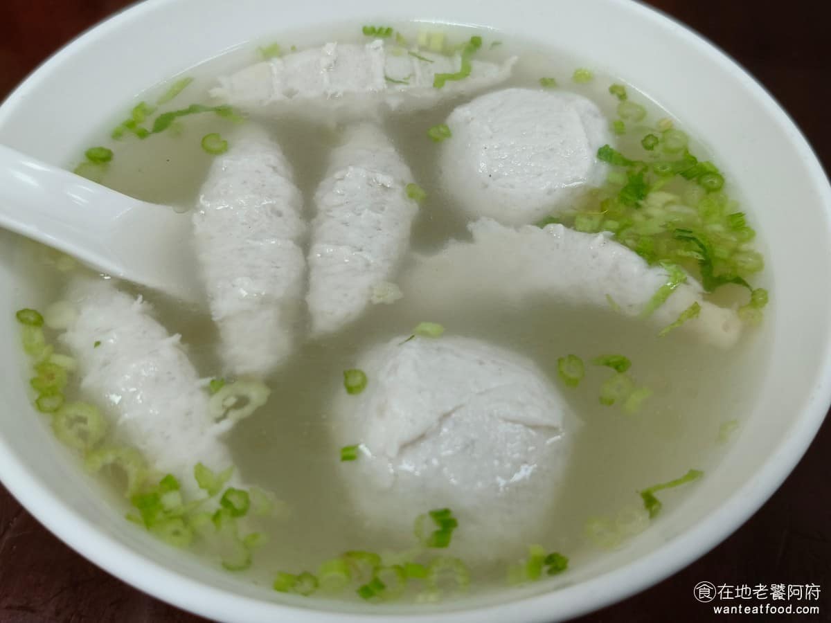 林員肉圓 林員肉圓菜單 林員肉圓推薦 板橋區美食 板橋美食 府中美食 虱目魚丸湯 一碗湯裡通常有兩顆虱目魚丸和幾條虱目魚羹,都是店家手工製作,而且分量給的多,一個人如果全部吃完,真的會很飽。 @在地老饕阿府