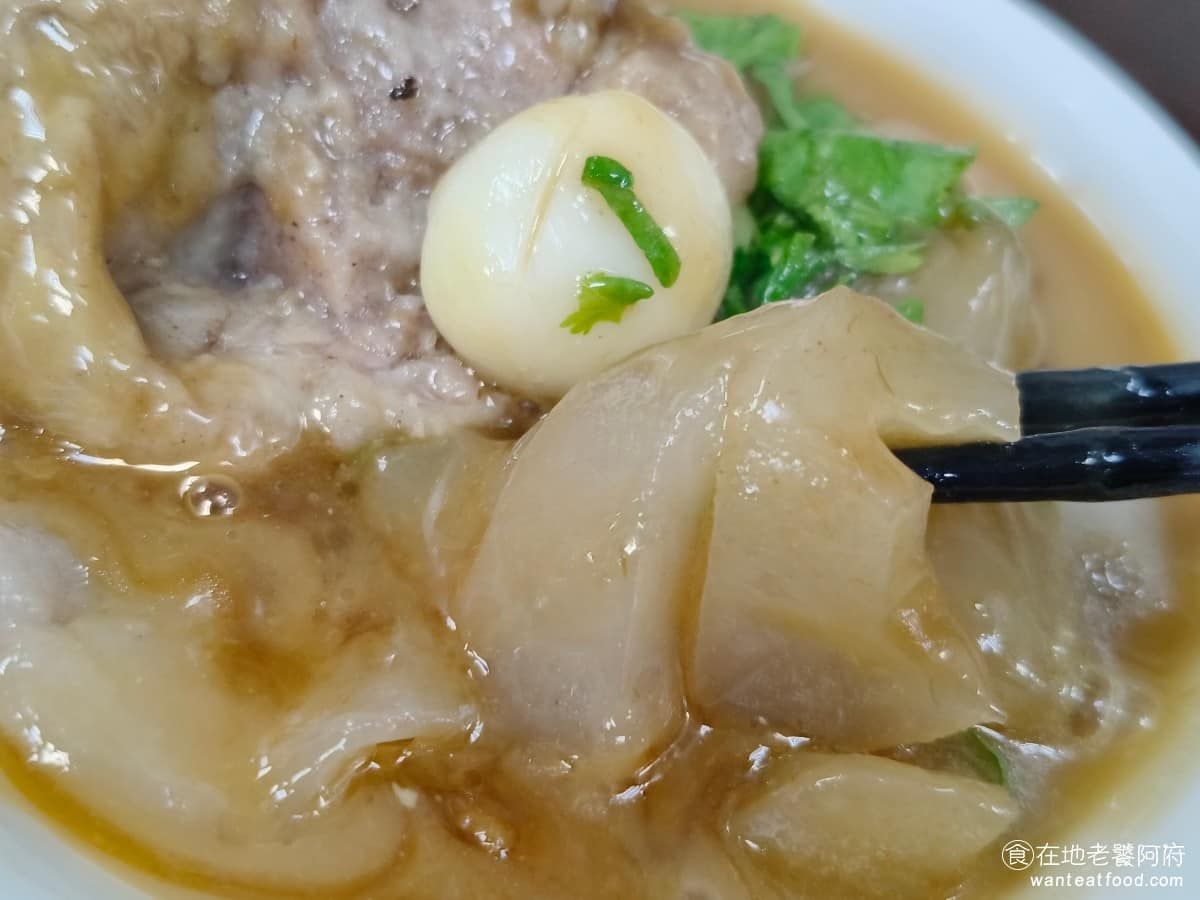 林員肉圓 林員肉圓菜單 林員肉圓推薦 板橋區美食 板橋美食 府中美食 肉圓的外皮,是用御來米漿和蕃薯粉調製而成,做法是先蒸熟,再油泡的方式,皮變得比較扁,這跟很多直接油炸的肉圓做法不同。雖然有自己的特色,但吃起來口感,其實非常硬,算是近期吃過皮最硬的肉圓。 @在地老饕阿府