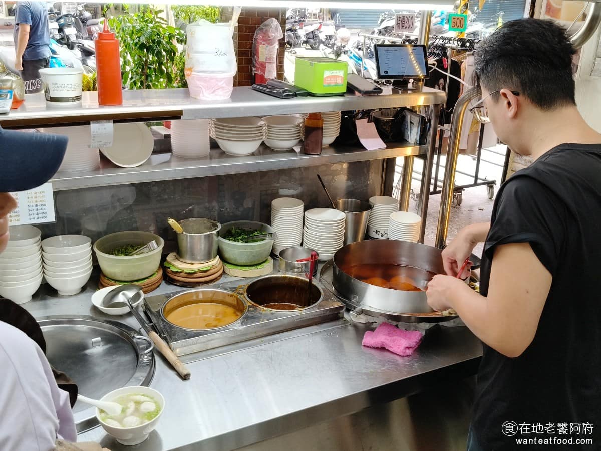 林員肉圓 林員肉圓菜單 林員肉圓推薦 板橋區美食 板橋美食 府中美食 《林員肉圓》特色是,肉圓是先蒸過再油泡的做法,跟一般直接油炸的肉圓,口感上吃起來不太一樣。 @在地老饕阿府