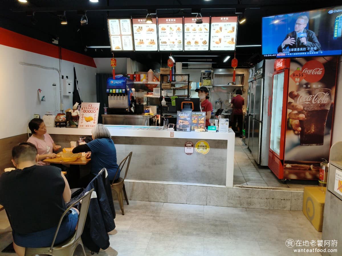 麥哲倫美式炸雞永和永元店 麥哲倫美式炸雞永和永元店菜單 麥哲倫美式炸雞永和永元店推薦 店內走的是美式休閒快餐風格，空間不大，永元店大概只有四五張桌子，華新店內用空間相對寬敞明亮一些。旁邊附有洗手台，用餐後需要自行回收垃圾。 @在地老饕阿府