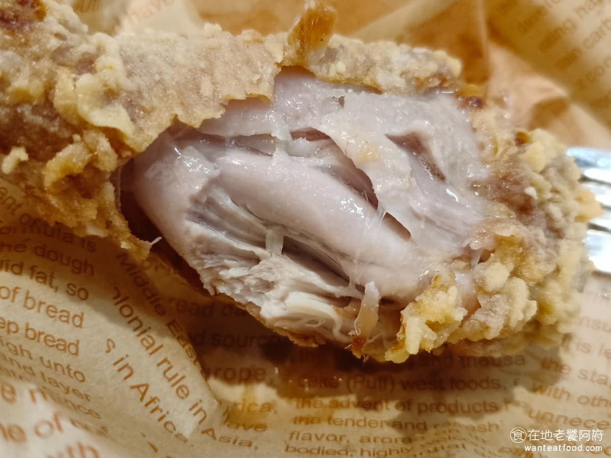 麥哲倫美式炸雞永和永元店 麥哲倫美式炸雞永和永元店菜單 麥哲倫美式炸雞永和永元店推薦 外皮酥脆咬下去汁多到流出來，雞肉不只軟嫩，醃製的味道也夠，是這裡最推薦的餐點。如果覺得味道還不夠，可以撒點胡椒粉或加辣，香氣更明顯。唯一美中不足的是，外皮算是薄脆，是好吃的，但個人心中期望的美式炸雞，外皮應該要更酥脆。 @在地老饕阿府