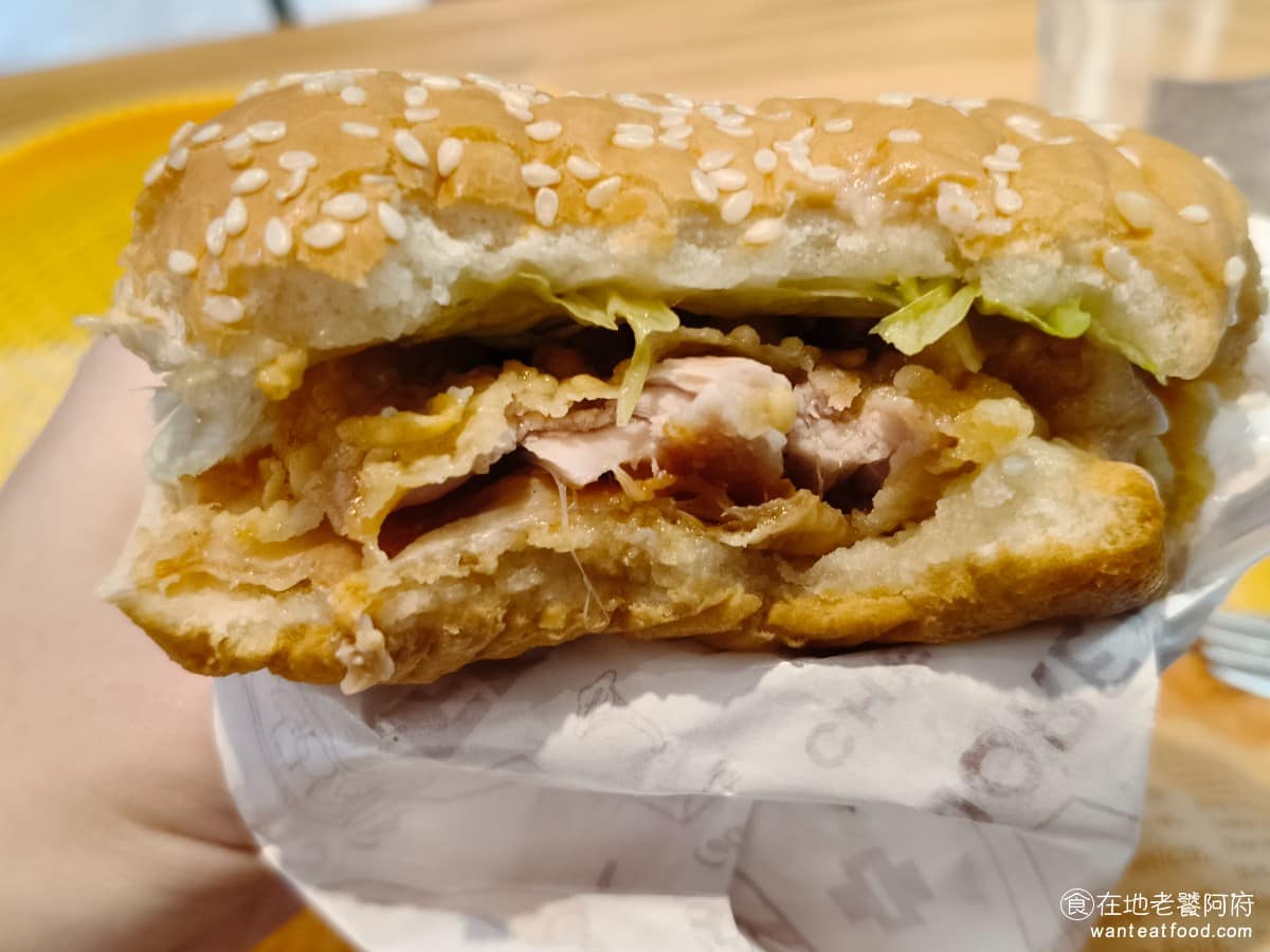 麥哲倫美式炸雞永和永元店 麥哲倫美式炸雞永和永元店菜單 麥哲倫美式炸雞永和永元店推薦 調味的美乃滋加的也不夠多，所以吃起來偏乾，再加上麵包口感不好，所以整體又更乾了，要配飲料或水吃，才會比較舒服，我吃過很多好吃的卡拉雞腿堡，但這一份有點太普通。 @在地老饕阿府