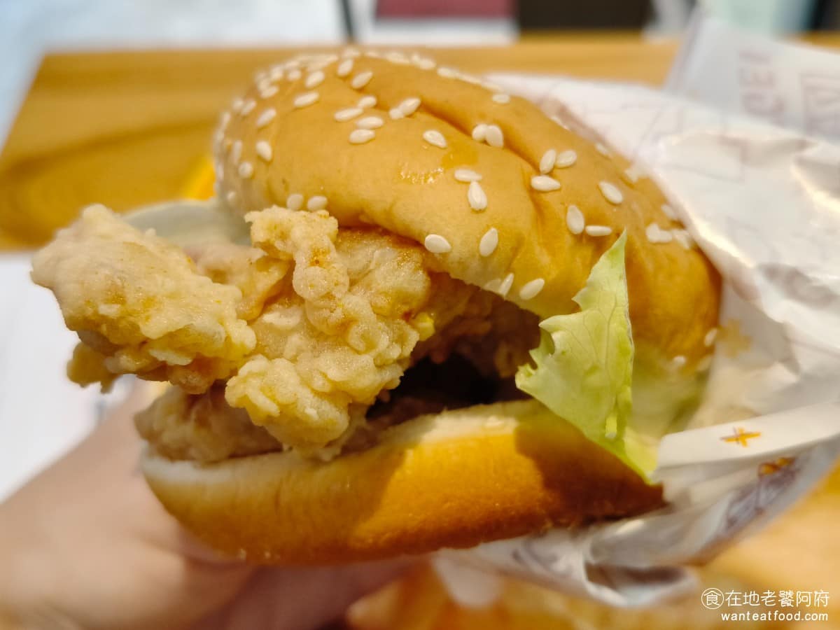 麥哲倫美式炸雞永和永元店 麥哲倫美式炸雞永和永元店菜單 麥哲倫美式炸雞永和永元店推薦 卡啦雞腿堡 這份相較之下比較不推薦，麵包外皮口感軟爛，有點像早餐店漢堡的質感，裡面的雞腿肉，雖然也是雞腿肉，但醃製味道，比炸雞腿淡很多。 @在地老饕阿府