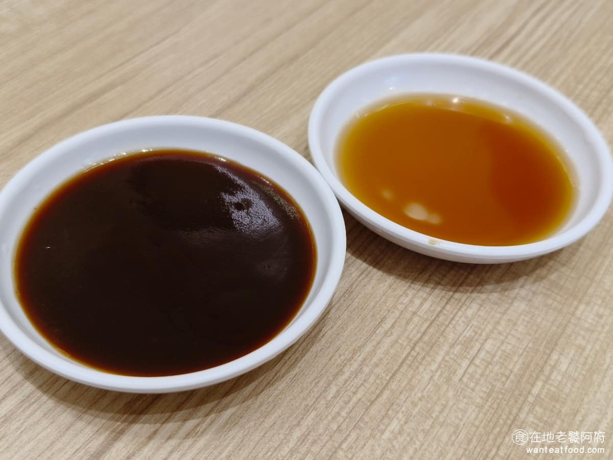 初越新越南河粉 初越新越南河粉菜單 初越新越南河粉推薦 內湖區美食 內湖美食 港墘美食 義式料理 醬料的種類不少,有海鮮醬、魚露、味露、辣椒醬。 @在地老饕阿府