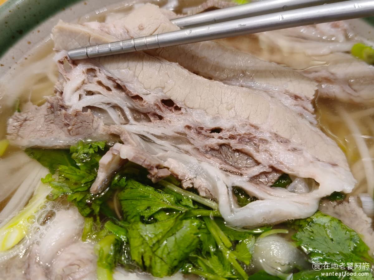 初越新越南河粉 初越新越南河粉菜單 初越新越南河粉推薦 內湖區美食 內湖美食 港墘美食 義式料理 牛肉片切得很補肉質,用的都非常好,使用的是板腱牛肉,不只帶有瘦肉、肥肉的部分也蠻多的。口感軟嫩,直接吃就很好吃,推薦可以搭配店內提供的海鮮醬。 @在地老饕阿府
