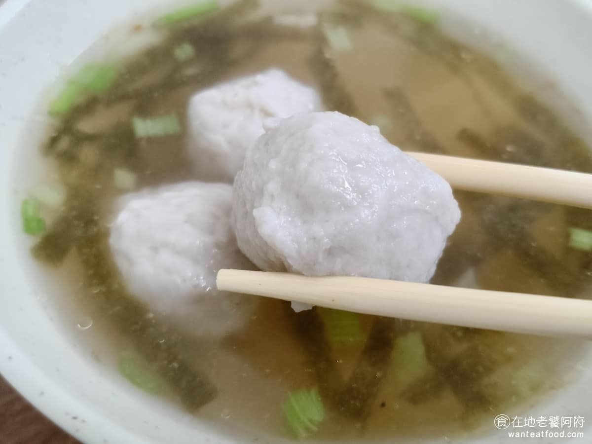 文德鍋貼 文德鍋貼菜單 文德鍋貼推薦 內湖區美食 內湖美食 文德站美食 魚丸給了三顆每顆吃起來都非常的新鮮，口感非常軟Q，看起來是有特別挑選過的，比預期中的好吃。 @在地老饕阿府