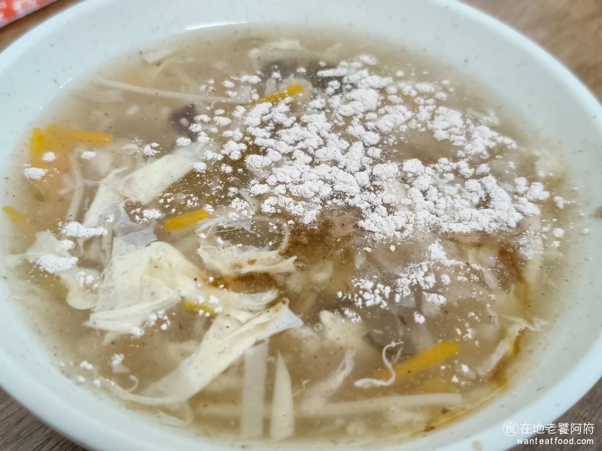 文德鍋貼 文德鍋貼菜單 文德鍋貼推薦 內湖區美食 內湖美食 文德站美食 酸辣湯 這裡的酸辣湯，酸味幾乎沒有，整體喝起來偏甜，湯底最突出的反而是濃郁的柴魚香氣，喝起來比較像是柴魚湯底的羹湯。 @在地老饕阿府