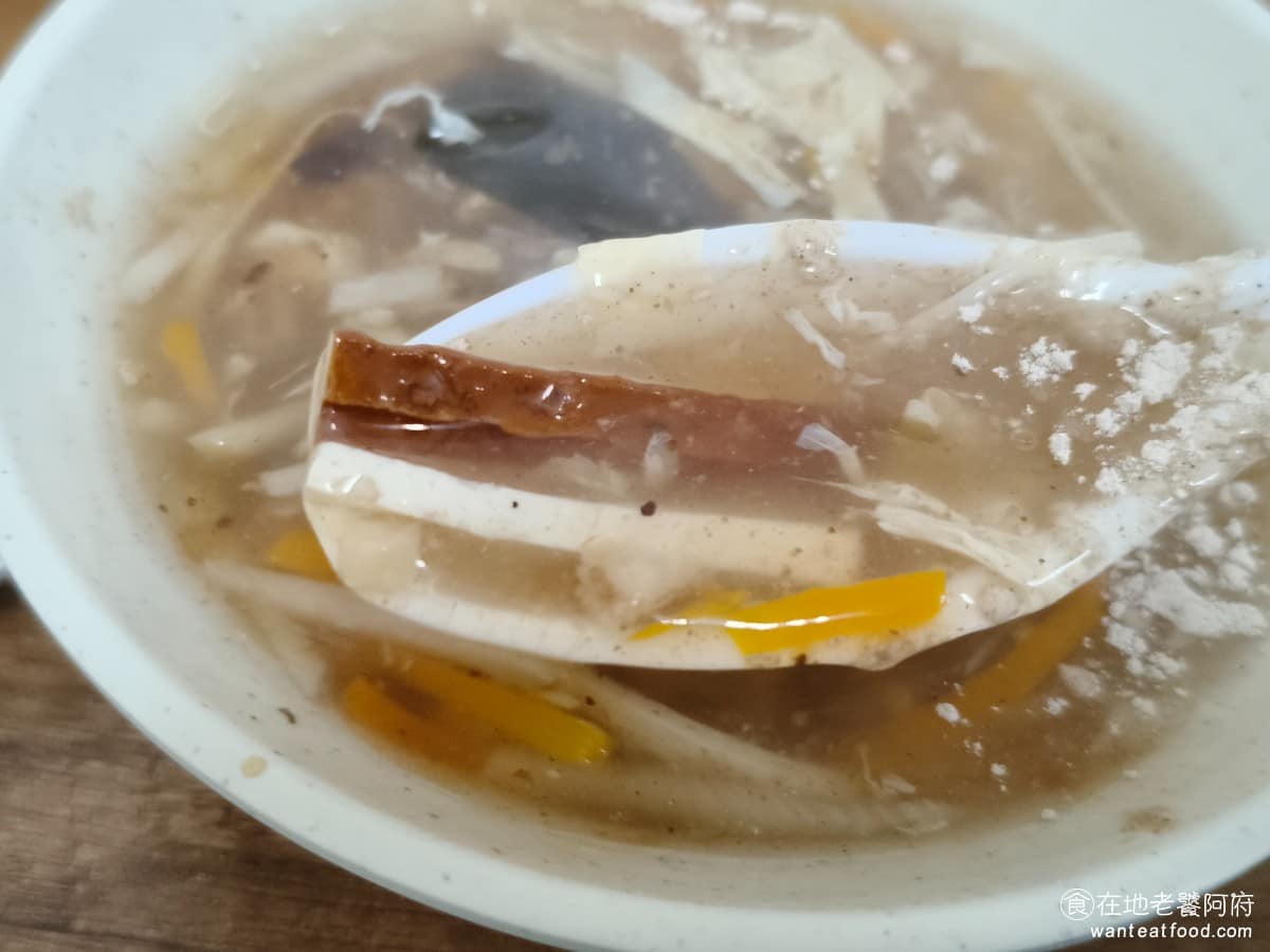 文德鍋貼 文德鍋貼菜單 文德鍋貼推薦 內湖區美食 內湖美食 文德站美食 配料給得很豐富，有蛋花、黑木耳、柴魚、豆干、竹筍、紅蘿蔔，份量實在，喜歡柴魚風味的人會很喜歡，泡入鍋貼其實也不錯，可以軟化外皮，吃了更順口。 @在地老饕阿府