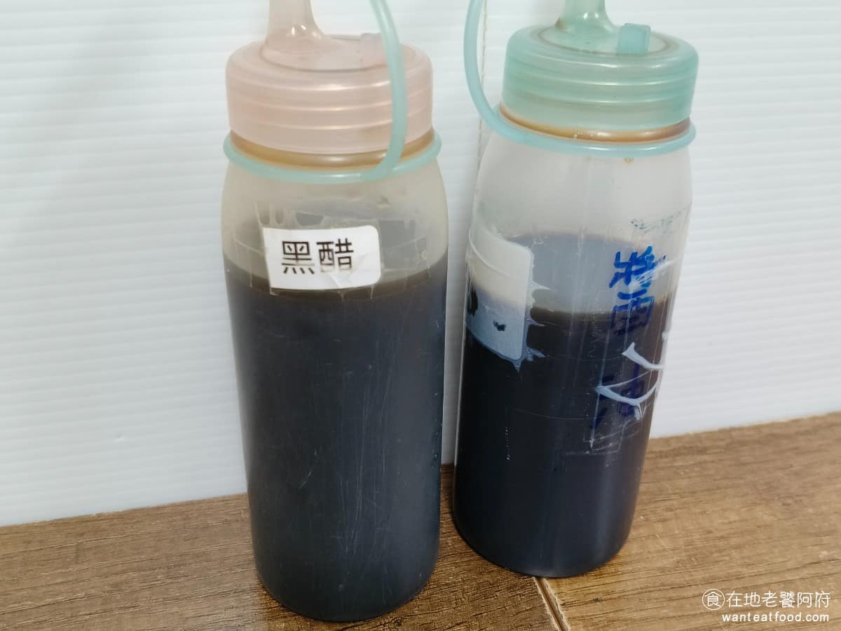 文德鍋貼 文德鍋貼菜單 文德鍋貼推薦 內湖區美食 內湖美食 文德站美食 每桌上有提供兩種沾醬，有店家特製的蒜味醬油，和調味過的黑醋。 @在地老饕阿府