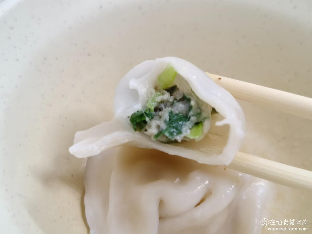 文德鍋貼 文德鍋貼菜單 文德鍋貼推薦 內湖區美食 內湖美食 文德站美食 韭菜水餃，韭菜嫩口，吃起來新鮮，不會吃了後一直打嗝，味道會比高麗菜水餃再重一點，泡在酸辣湯裡吃也是很好吃。 @在地老饕阿府