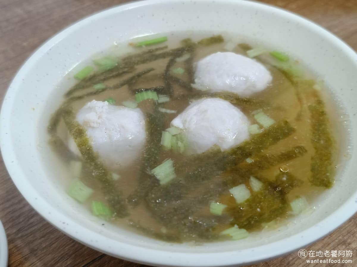 文德鍋貼 文德鍋貼菜單 文德鍋貼推薦 內湖區美食 內湖美食 文德站美食 魚丸湯 原本以為會是普通的清湯，喝了之後意外好喝，湯頭裡加了不少芹菜和海帶，整碗湯帶著明顯的海苔香氣，喝起來的味道比想像中豐富。 @在地老饕阿府