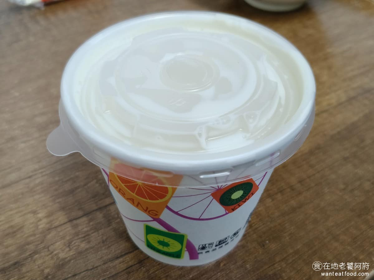 文德鍋貼 文德鍋貼菜單 文德鍋貼推薦 內湖區美食 內湖美食 文德站美食 豆漿 適合搭配鍋貼一起吃，可以平衡熱燙的口感，不過這次喝起來豆味不明顯，甜度也偏低，感覺喝的人少，新鮮度略差，表現普通，不是特別推薦的品項。 @在地老饕阿府
