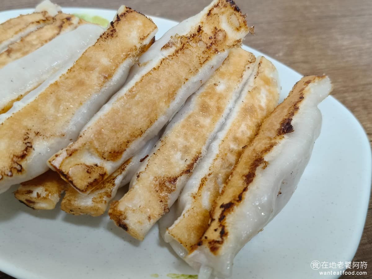 文德鍋貼 文德鍋貼菜單 文德鍋貼推薦 內湖區美食 內湖美食 文德站美食 內餡是高麗菜豬肉，份量飽滿調味偏淡，沾桌上的蒜蓉醬油或黑醋都很搭。整體 CP 值算高，若是外帶回家，脆度會打折，能內用就內用。 @在地老饕阿府