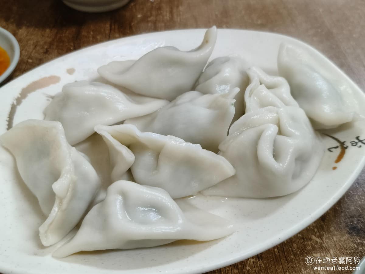 文德鍋貼 文德鍋貼菜單 文德鍋貼推薦 內湖區美食 內湖美食 文德站美食 韭菜水餃 10 顆 水餃的外皮風格跟鍋貼類似，偏厚偏硬咬起來帶有嚼勁，喜歡薄皮、軟嫩口感的人，可能不太習慣。 @在地老饕阿府