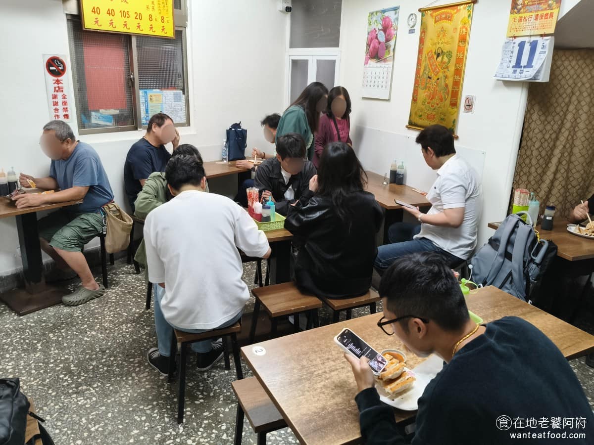 文德鍋貼 文德鍋貼菜單 文德鍋貼推薦 內湖區美食 內湖美食 文德站美食 店面空間不大，屬於典型的台式小吃店格局，桌椅偏密座位容易坐滿，不過有冷氣，夏天進來吃，也還算舒適，不用擔心大熱天在室外等。 @在地老饕阿府