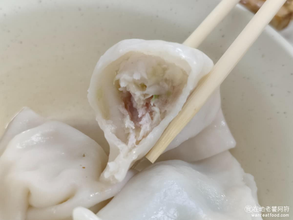 文德鍋貼 文德鍋貼菜單 文德鍋貼推薦 內湖區美食 內湖美食 文德站美食 因為高麗菜水餃本身味道非常清淡，所以個人喜歡把水餃丟到酸辣湯裡醬汁吃，就變成酸辣湯餃，會更有味道。 @在地老饕阿府